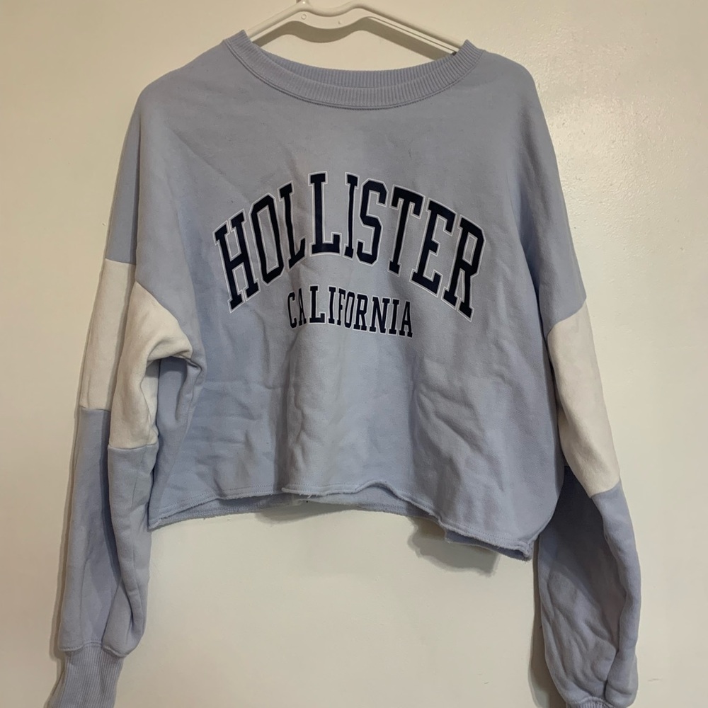 Hollister Women's Baby Blue and White Cropped Sweatshirt
